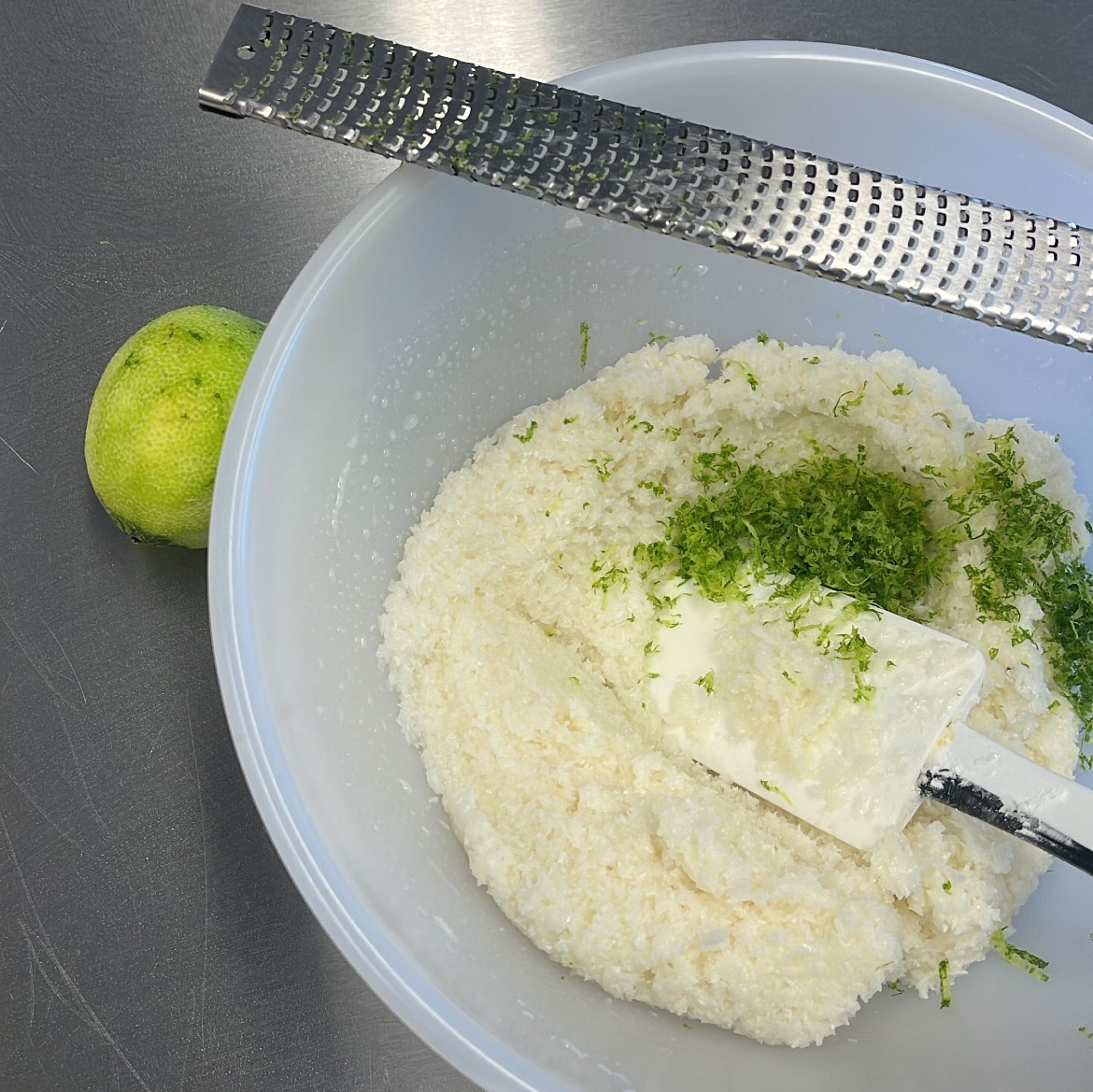 Nastrouhaná kůra z limetky pomoci microplane - strouhá se jen zelená část, nikoliv bílá